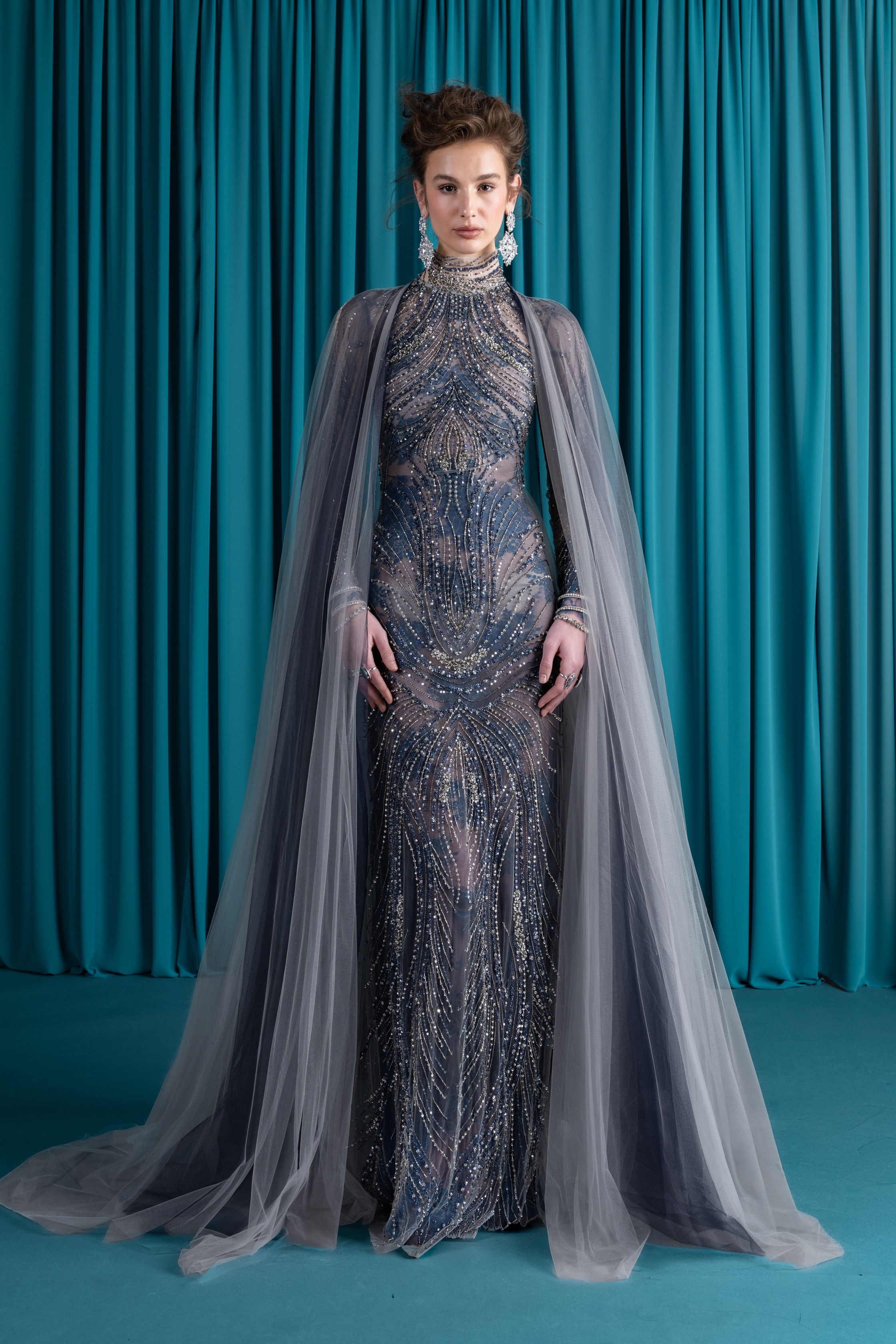 Reem Acra以珠绣、皮草披肩与复古宫廷廓形构建华丽晚装宇宙，深海蓝与宝石色系释放高净值市场能量-顽石频道趋势研究